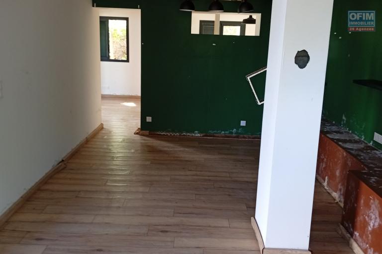 A LOUER VILLA F8/9 DE 160 M2 HABITABLE AVEC PISCINE ET BELLE VUE MER A ST PAUL