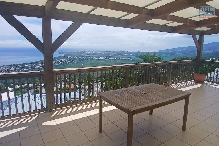 A LOUER maison de type F8 avec PISCINE et une superbe vue MER à Crève Coeur sur Saint-Paul