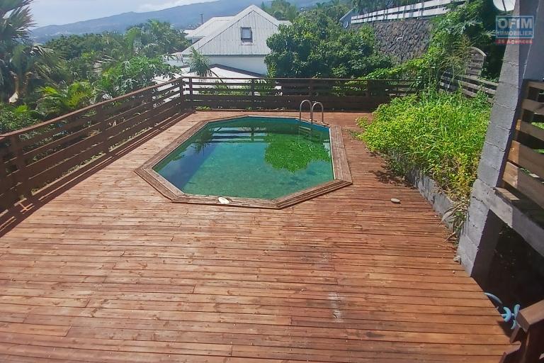 A LOUER maison de type F8 avec PISCINE et une superbe vue MER à Crève Coeur sur Saint-Paul