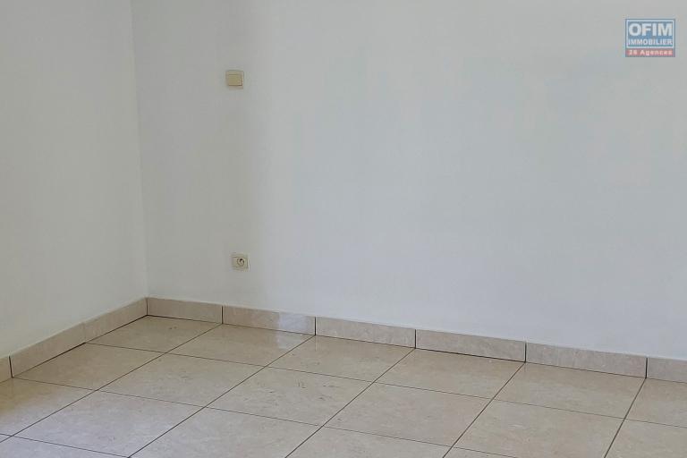 A louer au centre de Saint Leu appartement T3 en duplex dans une impasse calme