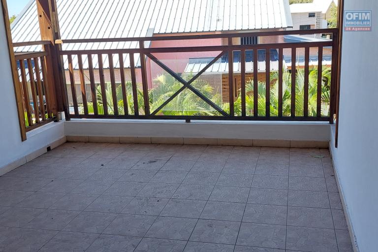 A louer au centre de Saint Leu appartement T3 en duplex dans une impasse calme