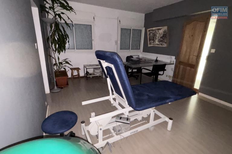 A louer local professionnel rue du général de Gaulle à St Denis, proche centre ville idéal pour profession médicale ou para médicale, bureaux pro....