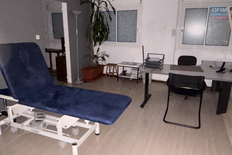 A louer local professionnel rue du général de Gaulle à St Denis, proche centre ville idéal pour profession médicale ou para médicale, bureaux pro....