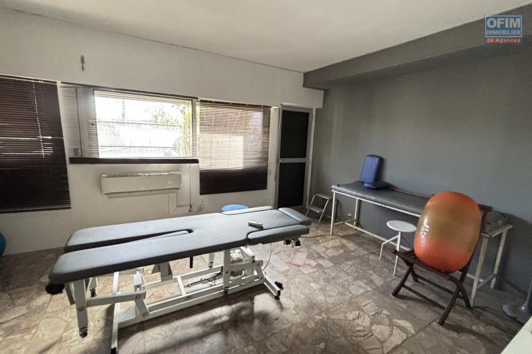 A louer local professionnel rue du général de Gaulle à St Denis, proche centre ville idéal pour profession médicale ou para médicale, bureaux pro....