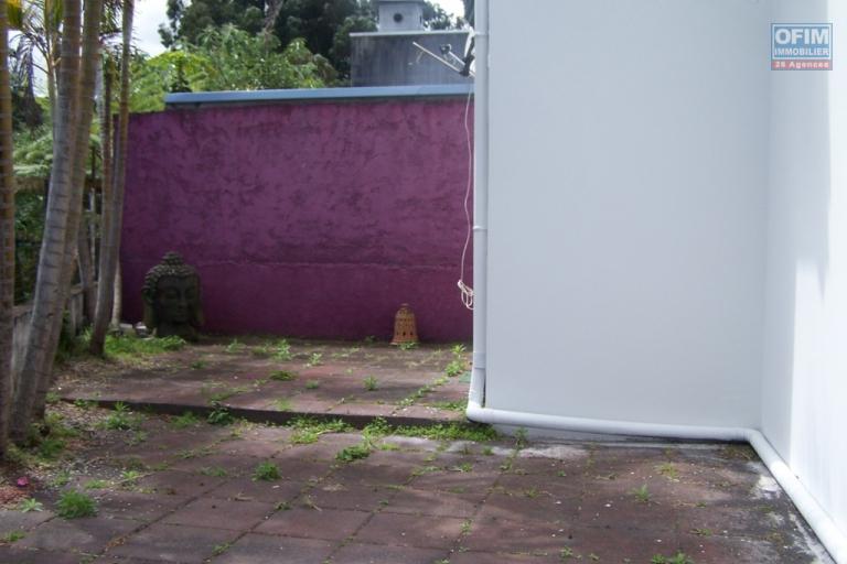 A vendre au Petit Tampon jolie villa jumelée de type F5 d'environ 98 m² de surface habitable