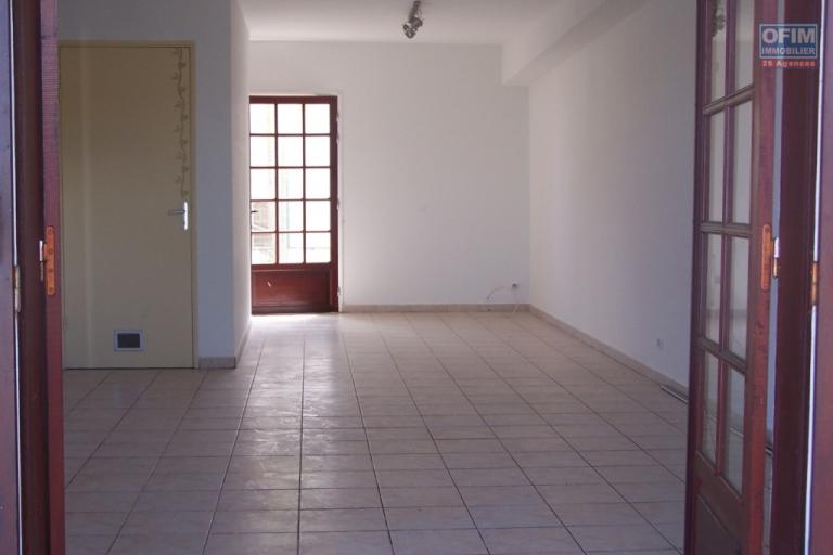 A vendre au Petit Tampon jolie villa jumelée de type F5 d'environ 98 m² de surface habitable