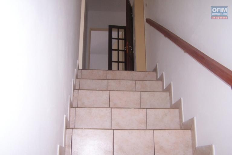 A vendre au Petit Tampon jolie villa jumelée de type F5 d'environ 98 m² de surface habitable