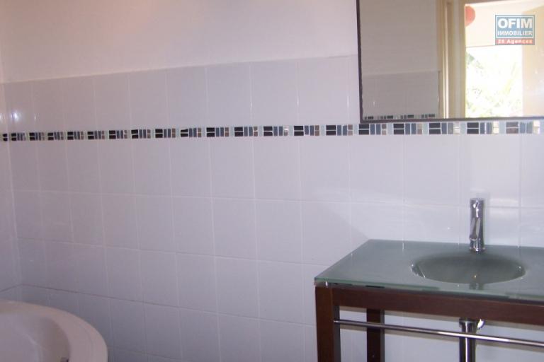A vendre au Petit Tampon jolie villa jumelée de type F5 d'environ 98 m² de surface habitable