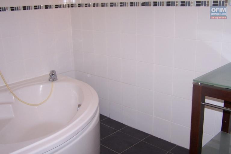 A vendre au Petit Tampon jolie villa jumelée de type F5 d'environ 98 m² de surface habitable