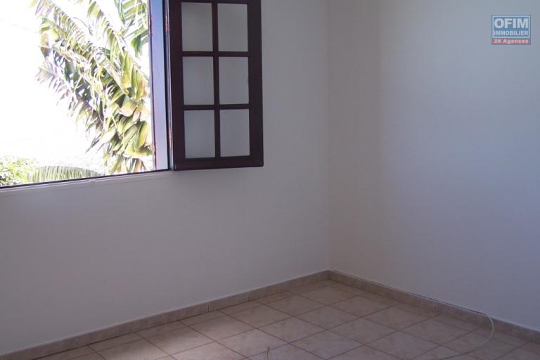 A vendre au Petit Tampon jolie villa jumelée de type F5 d'environ 98 m² de surface habitable