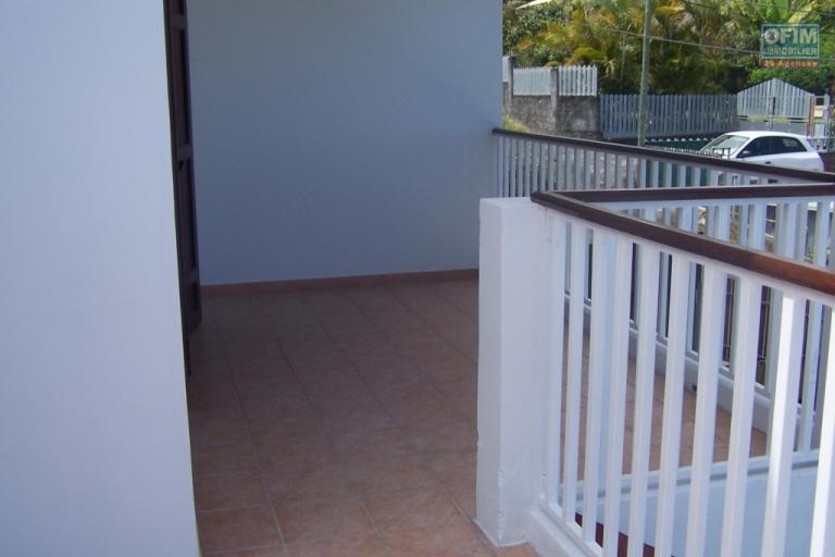 A vendre au Petit Tampon jolie villa jumelée de type F5 d'environ 98 m² de surface habitable