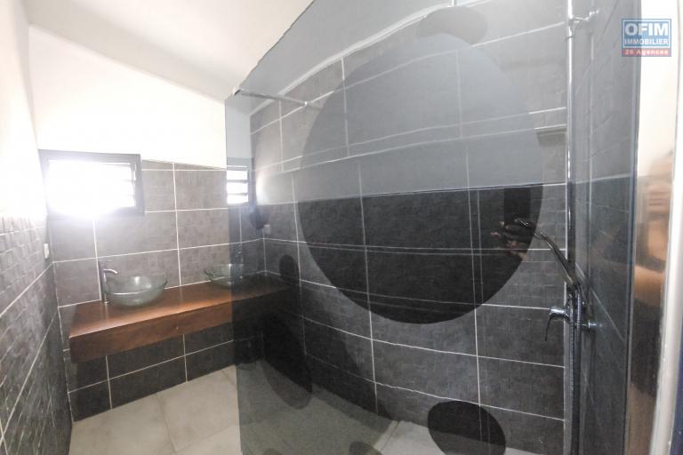 A LOUER Maison de type F4 entièrement rénovée avec VUE MER à Trois Bassins