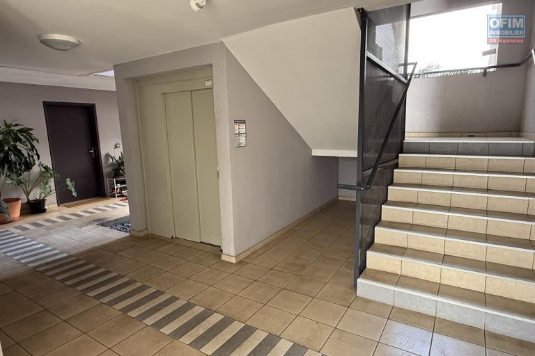 Bel appartement T2 récent de 64,55 m2, plein centre ville, ascenseur, piscine, etc...