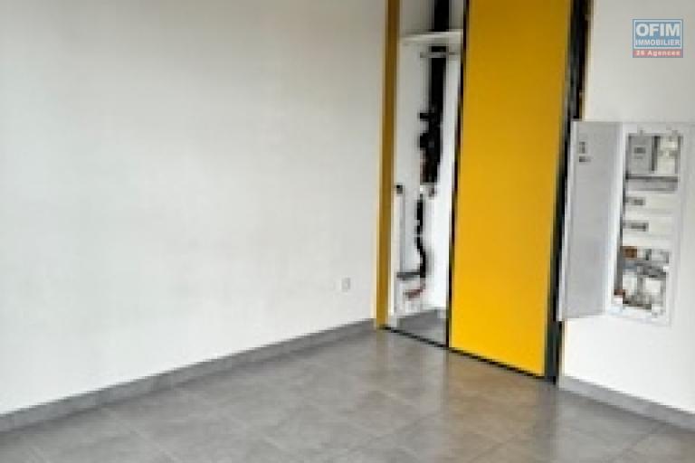 A louer bel appartement de type F1 sur la résidence HYPPOCRATE à Sainte Clotilde.