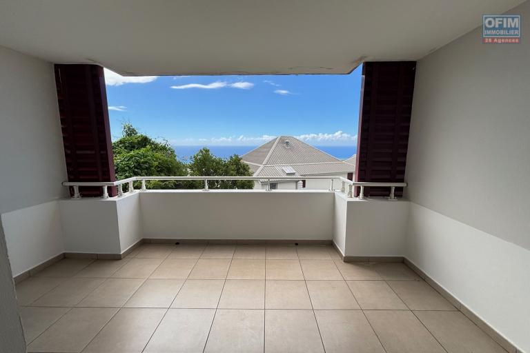 A louer appartement T2 à Bois de Nefles Ste Clotilde avec grande varangue vue mer .