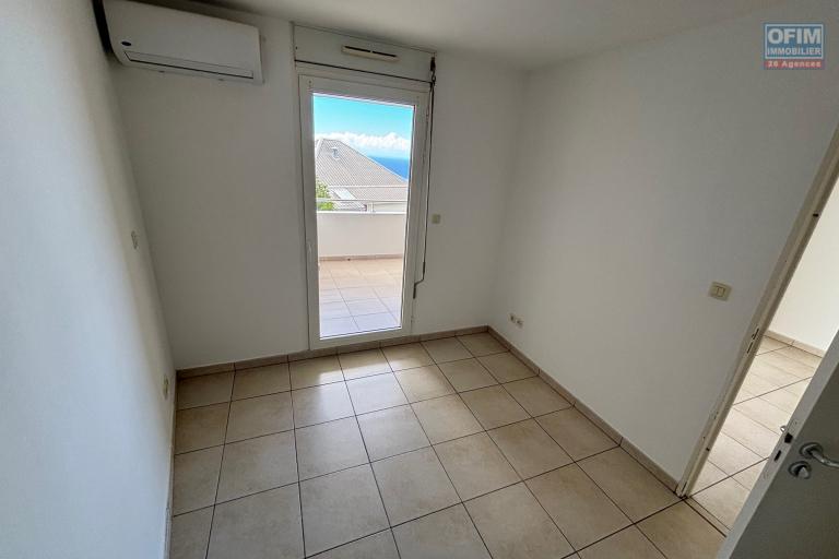 A louer appartement T2 à Bois de Nefles Ste Clotilde avec grande varangue vue mer .