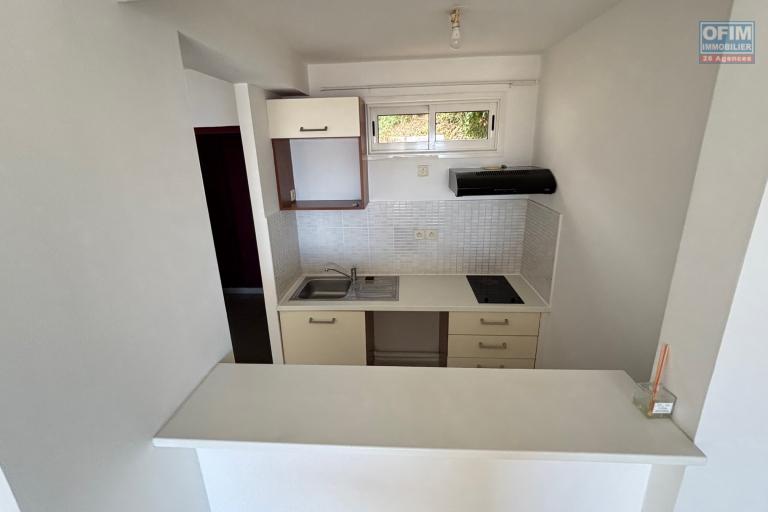 A louer appartement T2 à Bois de Nefles Ste Clotilde avec grande varangue vue mer .