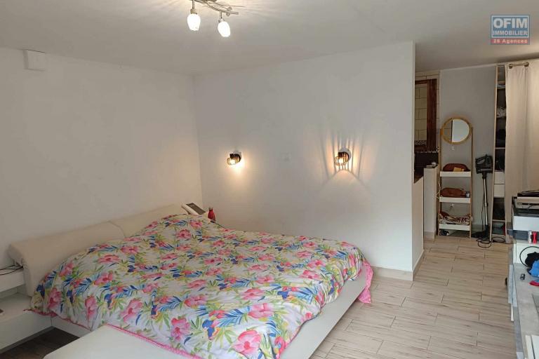 Charmante maison créole  3 chambres avec vue imprenable sur les montagnes à Bras Long Entre Deux