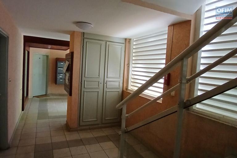 A LOUER un beau studio avec cour sur Sainte-Marie à 550 euros!!