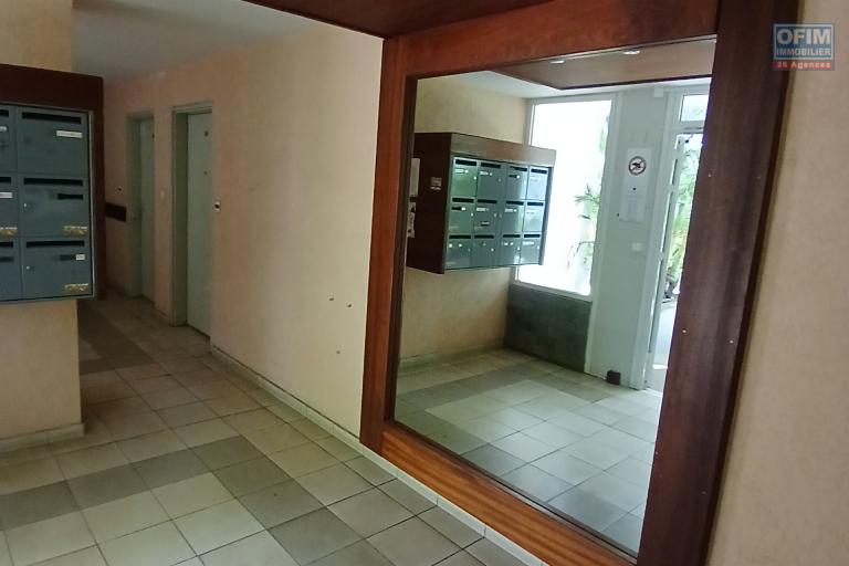 A LOUER un beau studio avec cour sur Sainte-Marie à 550 euros!!