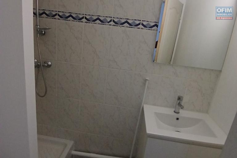 A LOUER un beau studio avec cour sur Sainte-Marie à 550 euros!!