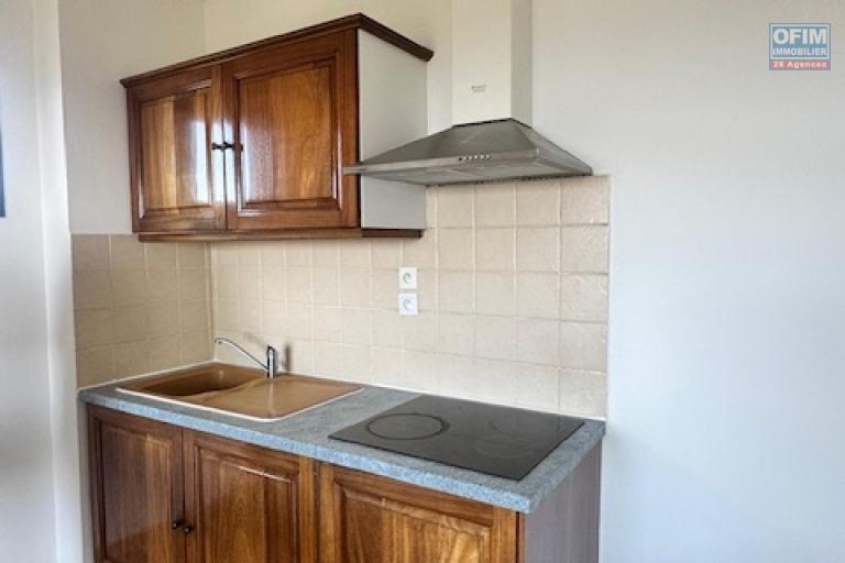 A louer cet jolie appartement de type F2 résidence INDRASANJIV à Domenjod Sainte Clotilde.