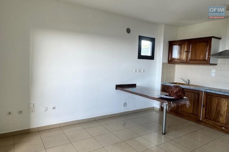 A louer cet jolie appartement de type F2 résidence INDRASANJIV à Domenjod Sainte Clotilde.