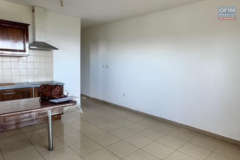 A louer cet jolie appartement de type F2 résidence INDRASANJIV à Domenjod Sainte Clotilde.