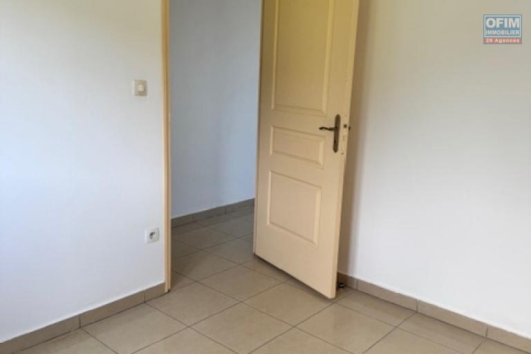 A louer cet jolie appartement de type F2 résidence INDRASANJIV à Domenjod Sainte Clotilde.