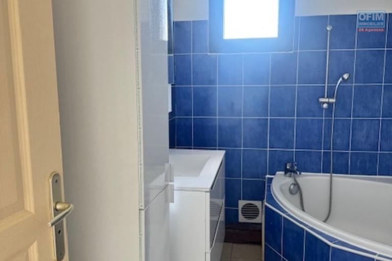 A louer cet jolie appartement de type F2 résidence INDRASANJIV à Domenjod Sainte Clotilde.
