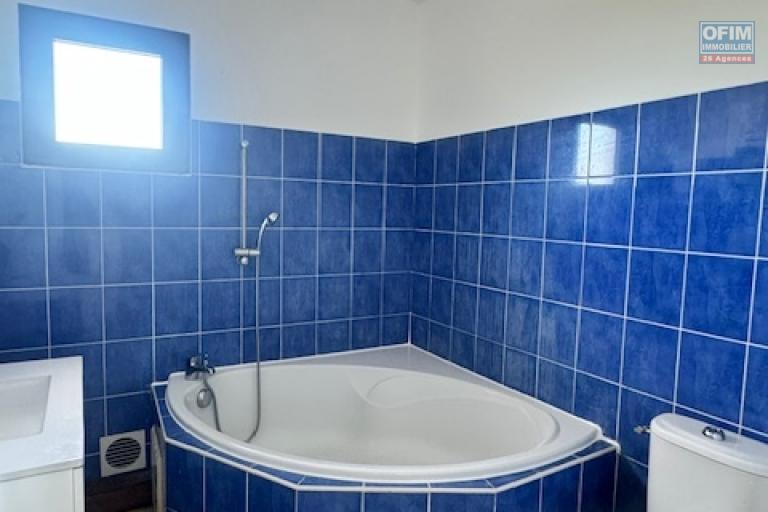 A louer cet jolie appartement de type F2 résidence INDRASANJIV à Domenjod Sainte Clotilde.