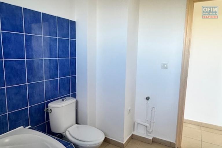 A louer cet jolie appartement de type F2 résidence INDRASANJIV à Domenjod Sainte Clotilde.