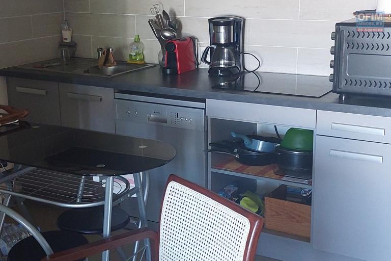 A louer appartement T2 meublé en rez de jardin face au lagon de Saint Leu - une cuisine équipée