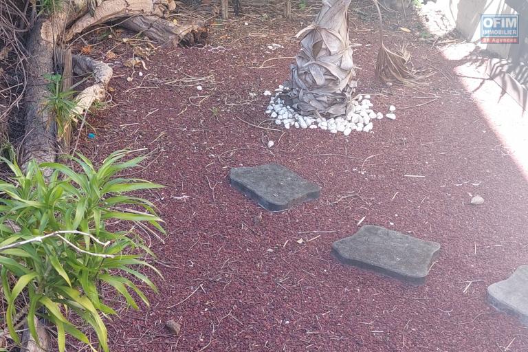 A louer appartement T2 meublé en rez de jardin face au lagon de Saint Leu - un jardin de 22 m2