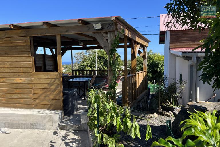A Langevin une maison F4 + studio indépendant, vue mer, piscine hors sol, patio, à proximité de la route nationale et de l'océan.