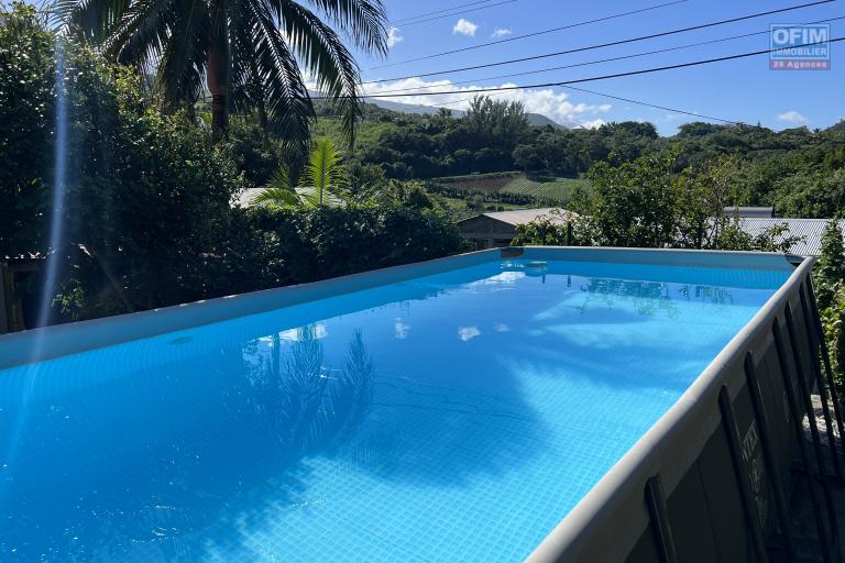 A Langevin une maison F4 + studio indépendant, vue mer, piscine hors sol, patio, à proximité de la route nationale et de l'océan.