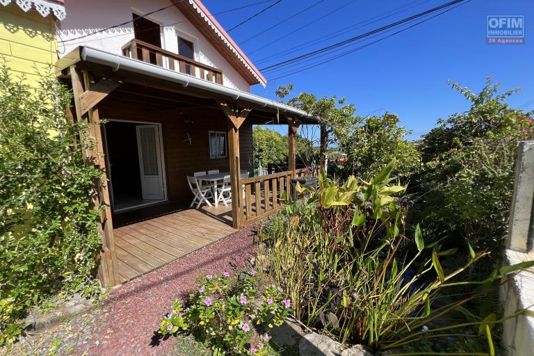 A Langevin une maison F4 + studio indépendant, vue mer, piscine hors sol, patio, à proximité de la route nationale et de l'océan.