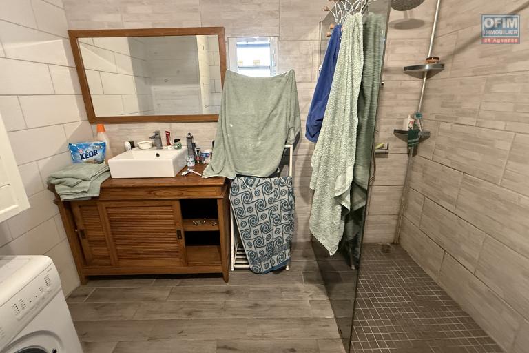 A Langevin une maison F4 + studio indépendant, vue mer, piscine hors sol, patio, à proximité de la route nationale et de l'océan.