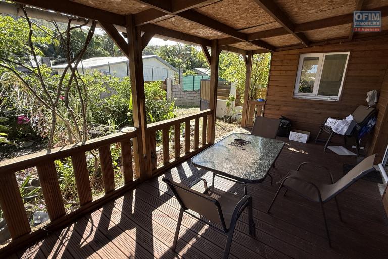 A Langevin une maison F4 + studio indépendant, vue mer, piscine hors sol, patio, à proximité de la route nationale et de l'océan.