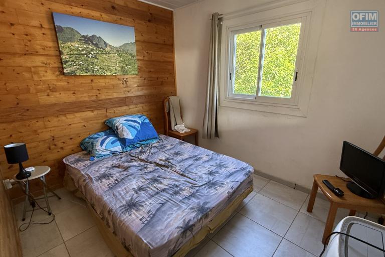 A Langevin une maison F4 + studio indépendant, vue mer, piscine hors sol, patio, à proximité de la route nationale et de l'océan.