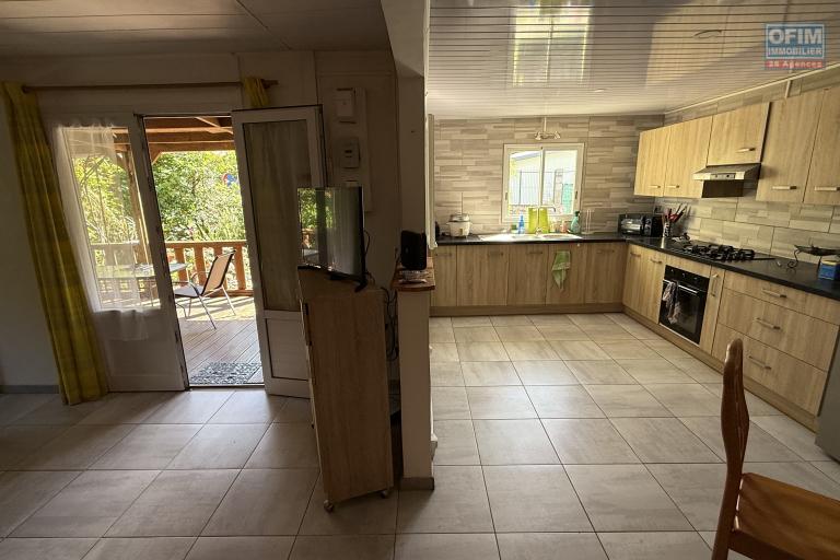 A Langevin une maison F4 + studio indépendant, vue mer, piscine hors sol, patio, à proximité de la route nationale et de l'océan.
