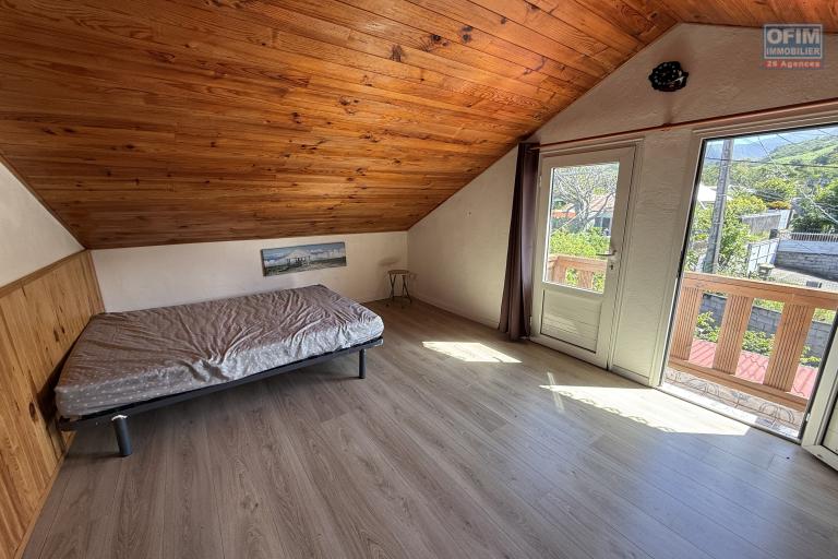 A Langevin une maison F4 + studio indépendant, vue mer, piscine hors sol, patio, à proximité de la route nationale et de l'océan.