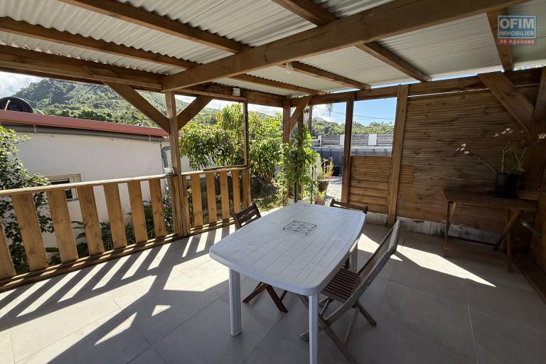 A Langevin une maison F4 + studio indépendant, vue mer, piscine hors sol, patio, à proximité de la route nationale et de l'océan.