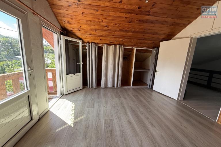 A Langevin une maison F4 + studio indépendant, vue mer, piscine hors sol, patio, à proximité de la route nationale et de l'océan.