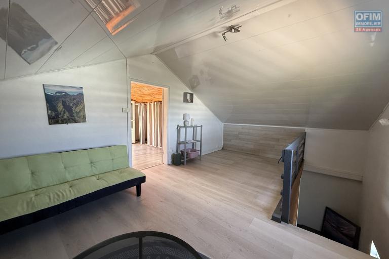 A Langevin une maison F4 + studio indépendant, vue mer, piscine hors sol, patio, à proximité de la route nationale et de l'océan.