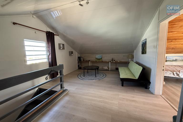 A Langevin une maison F4 + studio indépendant, vue mer, piscine hors sol, patio, à proximité de la route nationale et de l'océan.