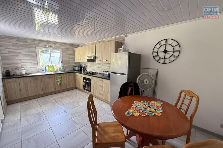 A Langevin une maison F4 + studio indépendant, vue mer, piscine hors sol, patio, à proximité de la route nationale et de l'océan.