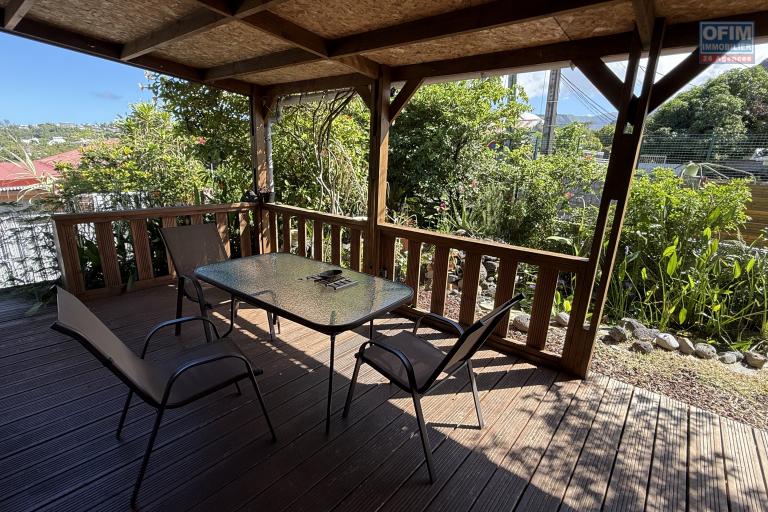 A Langevin une maison F4 + studio indépendant, vue mer, piscine hors sol, patio, à proximité de la route nationale et de l'océan.