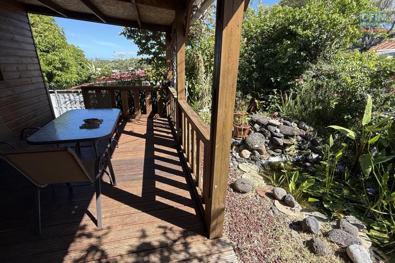 A Langevin une maison F4 + studio indépendant, vue mer, piscine hors sol, patio, à proximité de la route nationale et de l'océan.