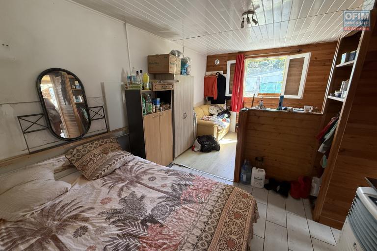 A Langevin une maison F4 + studio indépendant, vue mer, piscine hors sol, patio, à proximité de la route nationale et de l'océan.